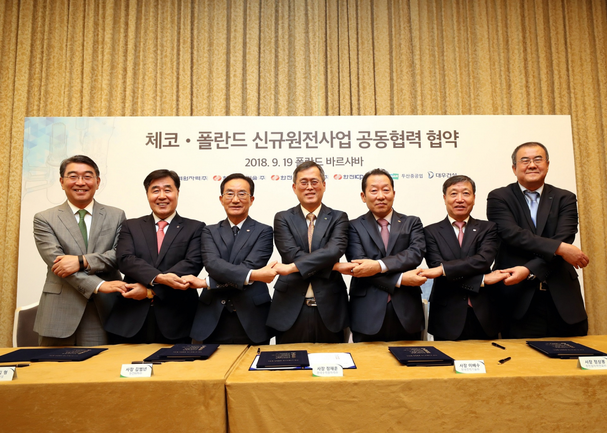 ▲(왼쪽부터) 두산중공업 윤석원 부사장, 대우건설 김형 사장, 한전KPS 김범년 사장,한국수력원자력 정재훈 사장, 한국전력기술 이배수 사장, 한전원자력연료 정상봉 사장, 두산중공업 나기용 부사장(사진출처=대우건설)