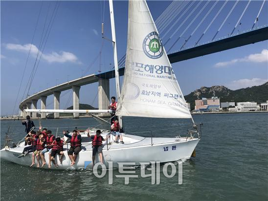 ▲강진중학교 학생들이 목포지방해양수산청이 마련한 요트승선 프로그램을 체험하고 있다.(목포지방해양수산청)