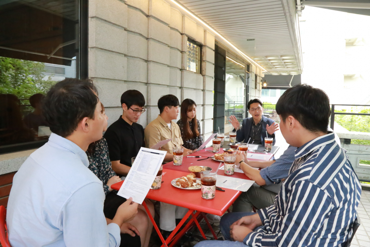 ▲서울 종로구 통의동 대림미술관 인근 카페에서 대림그룹 인사 담당자가 지원자들을 만나 전형에 관해 설명하고 대화하고 있다.(사진=대림산업)