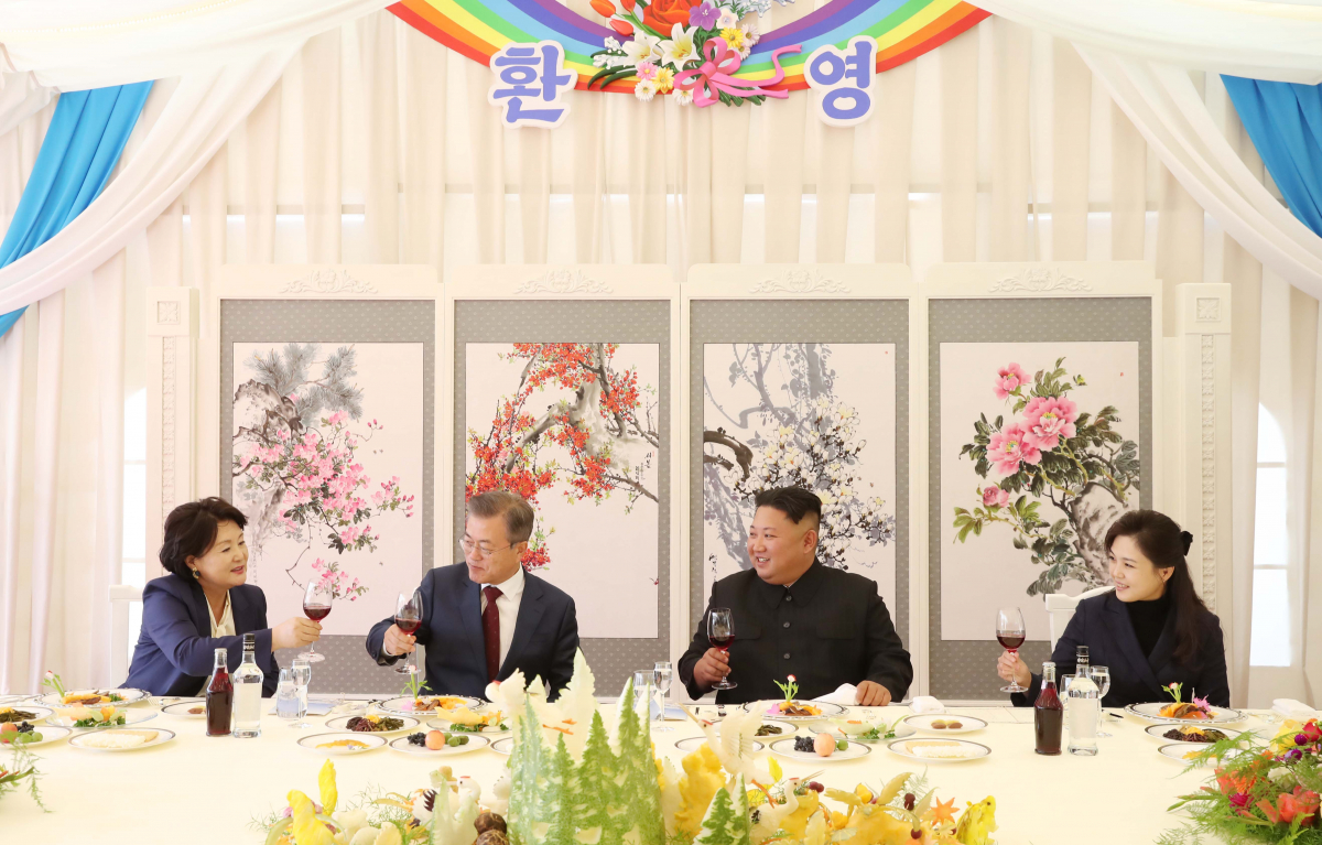 ▲문재인 대통령과 부인 김정숙 여사, 김정은 국무위원장과 부인 리설주 여사가 20일 삼지연초대소에서 오찬을 하고 있다.(평양사진공동취재단)