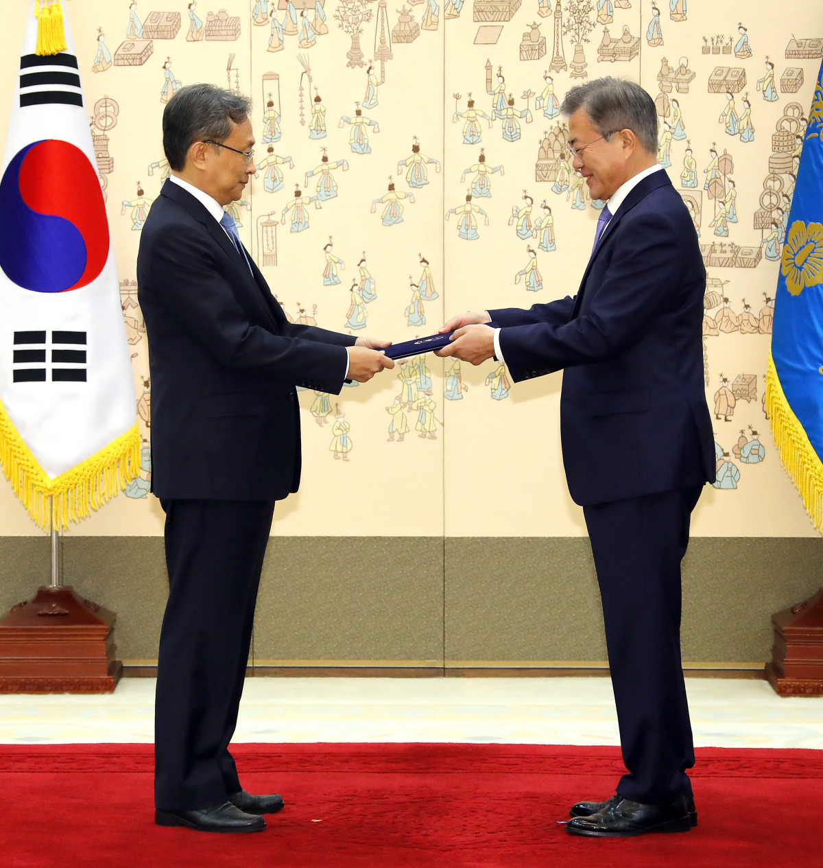 ▲문재인 대통령이 21일 오후 청와대에서 유남석 헌법재판소장에게 임명장을 수여하고 있다. (사진 = 연합뉴스)