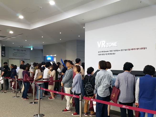 ▲힐스테이트 범어 견본주택을 찾은 방문객들이 내부 유니트를 둘러보기 위해 기다리고 있다(사진=현대건설)