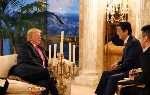 ▲도널드 트럼프(왼쪽) 미국 대통령과 아베 신조 일본 총리가 23일(현지시간) 뉴욕 트럼프타워에서 만찬 회동에 앞서 이야기를 나누고 있다. 제공=일본 내각 홍보실
