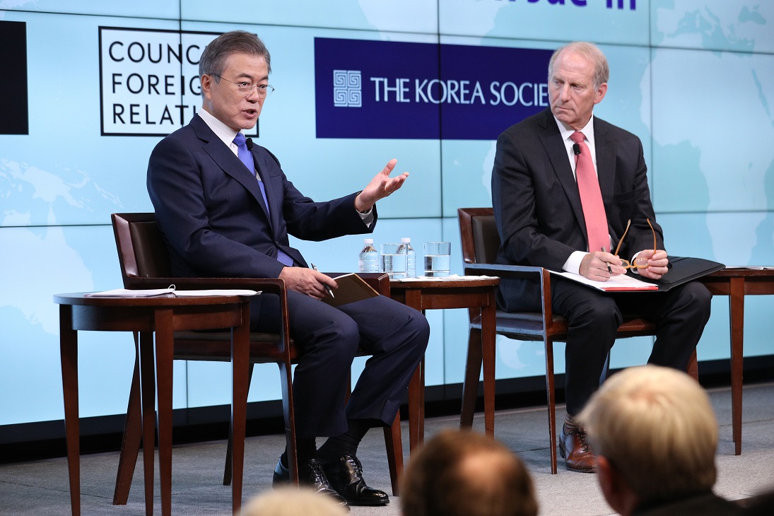 ▲제73차 유엔총회 참석을 위해 뉴욕을 방문 중인 문재인 대통령이 25일 오후(현지시간) 미국 뉴욕 외교협회(CFR)에서 열린 "위대한 동맹으로 평화를(Our Greater Alliance, Making Peace (부제:문재인 대통령과의 대화, A Conversation with President Moon Jae-in))” 행사에 참석해 질문에 답하고 있다.(뉴욕/연합뉴스)