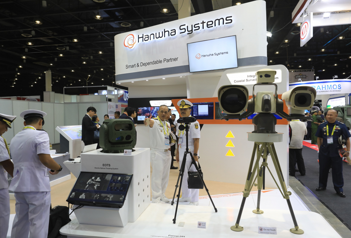 ▲26일 필리핀 마닐라에서 개막한 필리핀 최대 방산 전시회인 ADAS 2018의 관람객들이 한화시스템 부스를 관람하고 있다.(사진 제공=한화시스템)