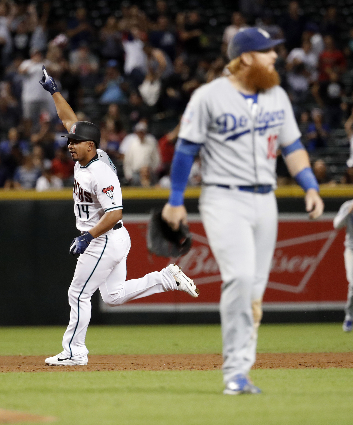 ▲애리조나 다이아몬드백스 데이비드 페랄타가 26일(한국시간) 미국 애리조나주 피닉스의 체이스필드에서 열린 2018 미국프로야구 메이저리그 로스앤젤레스 다저스와의 홈경기에서 9회말 끝내기 홈런을 친 뒤 기뻐하고 있다.(피닉스 AP=연합뉴스)