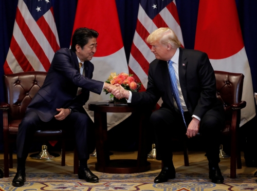 ▲도널드 트럼프(오른쪽) 미국 대통령과 아베 신조 일본 총리가 26일(현지시간) 뉴욕에서 정상회담을 하기 전 악수하고 있다. 양국 정상은 이날 새 무역협정 체결을 위한 협상을 개시하기로 합의했다. 뉴욕/로이터연합뉴스
