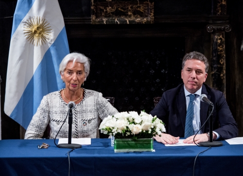 ▲크리스틴 라가르드(왼쪽) 국제통화기금(IMF) 총재와 니콜라스 두호브네 아르헨티나 재무장관이 26일(현지시간) 미국 뉴욕에서 만나 구제금융 지원 방안에 대해 브리핑하고 있다. 뉴욕/EPA연합뉴스
