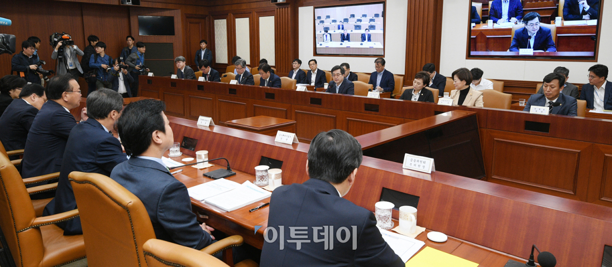 ▲김동연 경제부총리 겸 기획재정부 장관이 지난달 27일 오전 서울 세종로 정부서울청사에서 '혁신성장 관계장관회의'를 주재하고 있다. 오승현 기자 sotry@