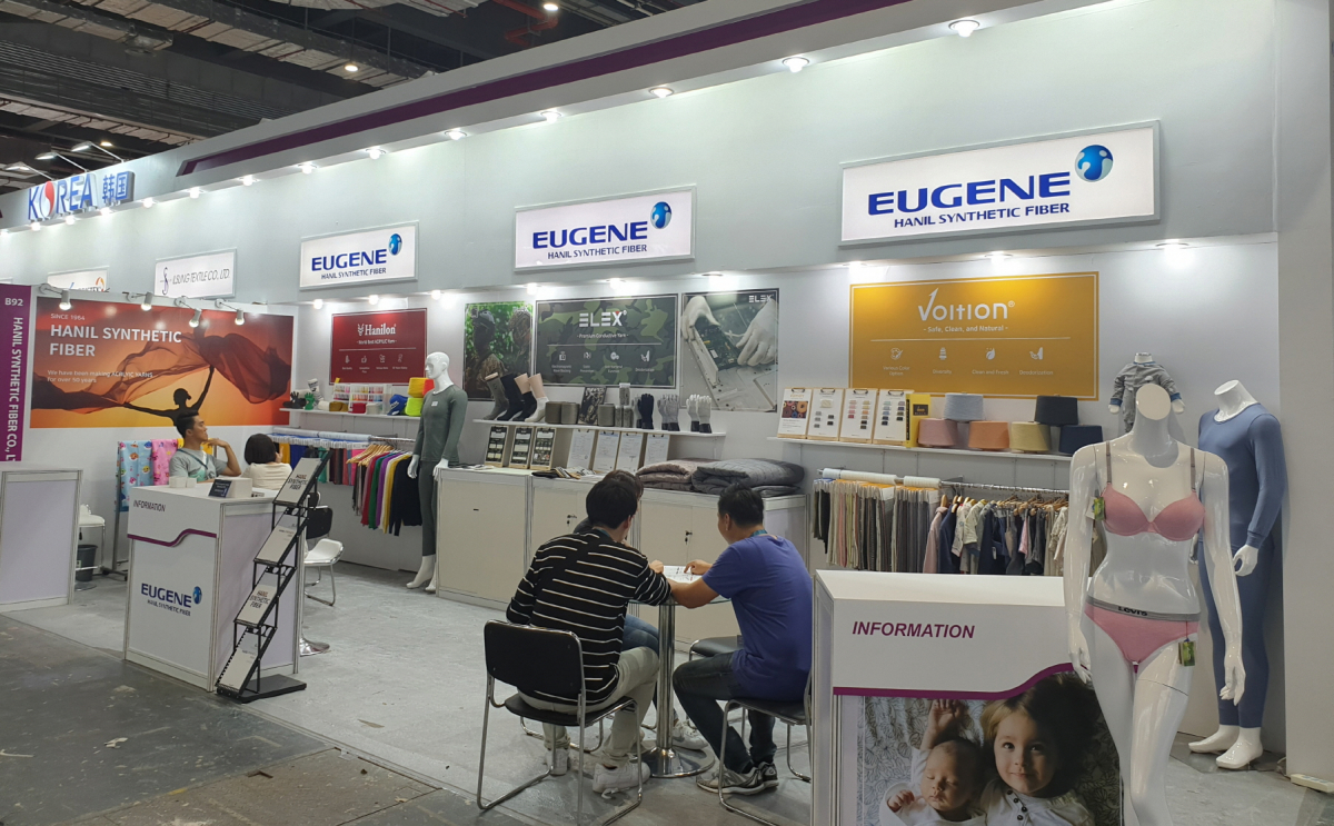 ▲인터텍스타일 국제섬유전 한일합섬 부스에서 바이어들이 제품에 대한 설명을 듣고 있다.(사진 제공=유진그룹)
