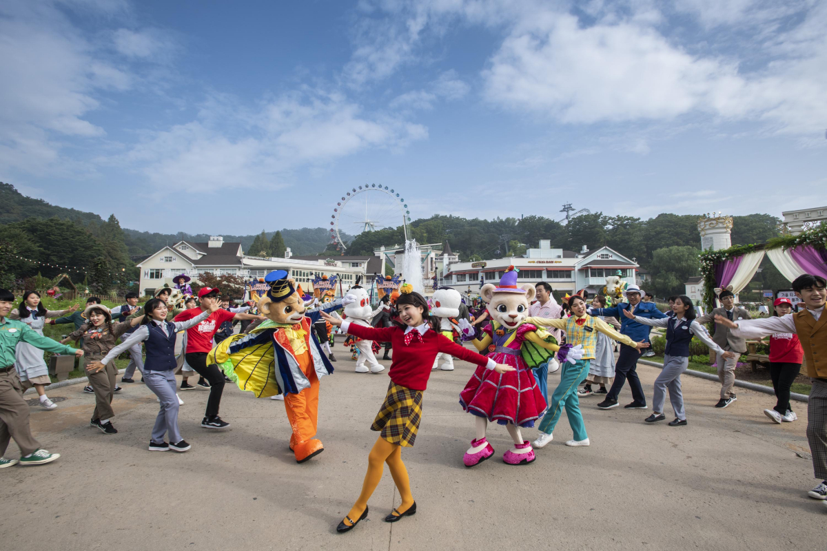 ▲삼성물산 리조트 부문이 운영하는 에버랜드가 캐스트, 공연단 등 임직원 100여 명이 직접 출연해 자체 제작한 가을축제 립덥 영상을 27일 공개했다.(사진제공=에버랜드)