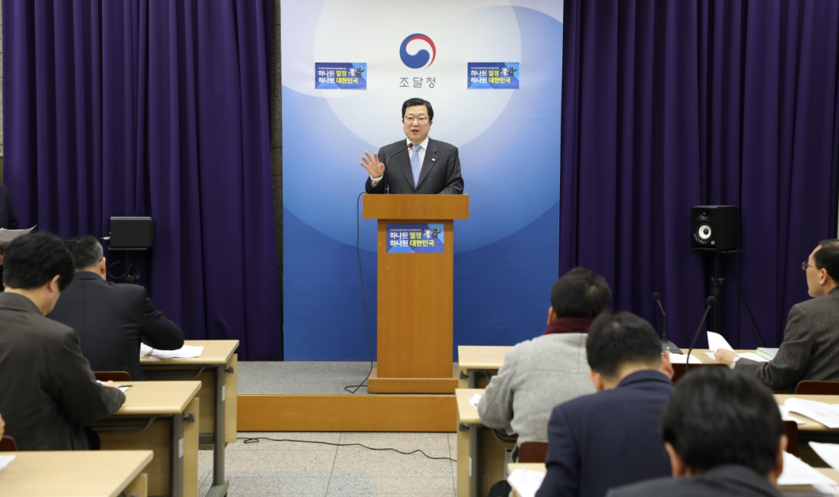 ▲박춘섭 조달청장이 지난해 12월 19일 정부대전청사 브리핑룸에서 나라장터 전면개편과 맞춤형 빅데이터 정보제공 등을 골자로 하는 '고객중심 조달행정 발전방안' 5개년 계획에 대해 발표하고 있다.(뉴시스)