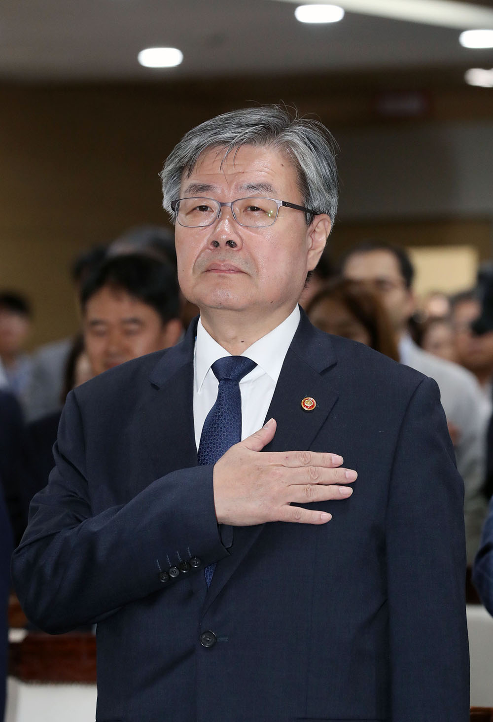 ▲이재갑 고용노동부 장관이 27일 오후 정부세종청사 고용노동부에서 열린 취임식에서 국기에 경례하고 있다.(연합뉴스)