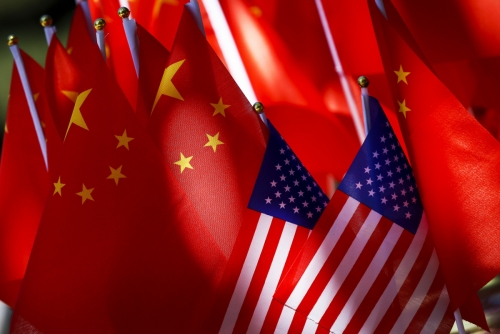 ▲중국과 미국 국기. 홍콩상하이은행(HSBC)은 2030년 중국이 미국을 제치고 세계 1위 경제 대국이 될 것으로 전망했다. AP연합뉴스
