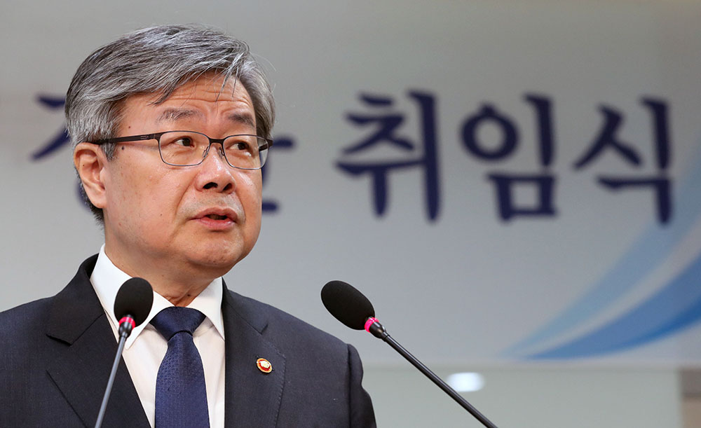 ▲이재갑 고용노동부 장관이 27일 오후 정부세종청사 고용노동부에서 열린 취임식에서 취임사를 하고 있다.(연합뉴스)