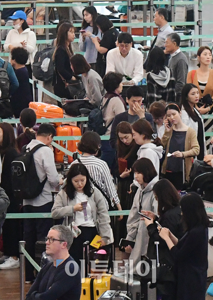 ▲추석 연휴를 하루 앞둔 21일 오전 인천국제공항 출국장이 여행객들로 붐비고 있다.(이투데이DB)