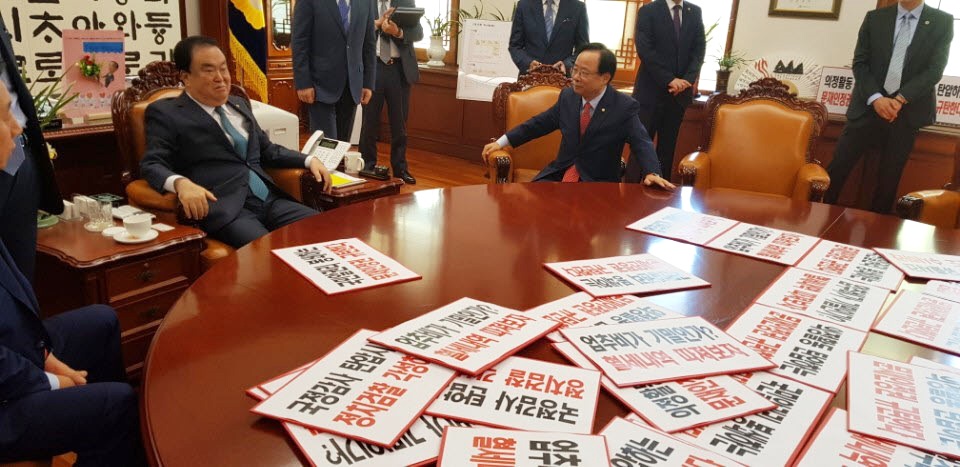 ▲27일 오전 긴급의원총회를 마친 자유한국당 의원들이 심재철 의원실 압수수색 등과 관련해 문희상 국회의장을 항의방문하고 있다.(연합뉴스)