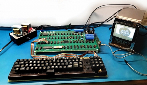 ▲애플 창업자 스티브 잡스와 스티브 워즈니악이 1976~1977년 만든 초기 애플 컴퓨터 ‘애플-1시스템’. 이 컴퓨터는 최근 경매에서 원가의 500배 이상인 37만5000달러에 낙찰됐다. AP뉴시스
