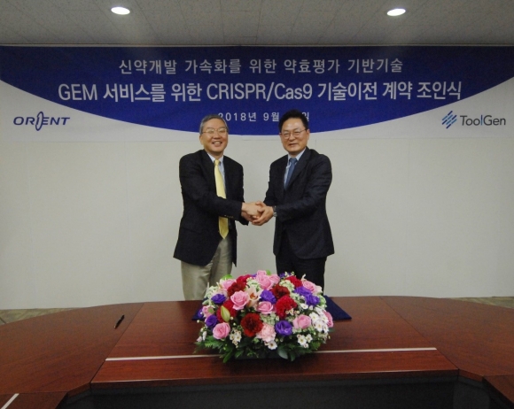 ▲오리엔트바이오 장재진 대표와 툴젠 김종문 대표가 유전자교정마우스(GEMS) 사업을 위한 CRISPR/Cas9 유전자가위 기술이전 계약을 지난 27일 체결했다. 