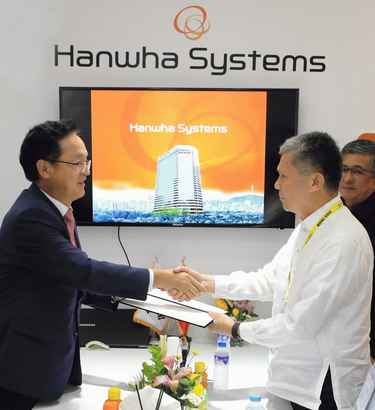 ▲좌측은 장시권 한화시스템 대표이사,우측은 리카르도 잘라 (Ricardo B. Jalad) 필리핀 민방위청장(차관급)(사진 제공=한화시스템)