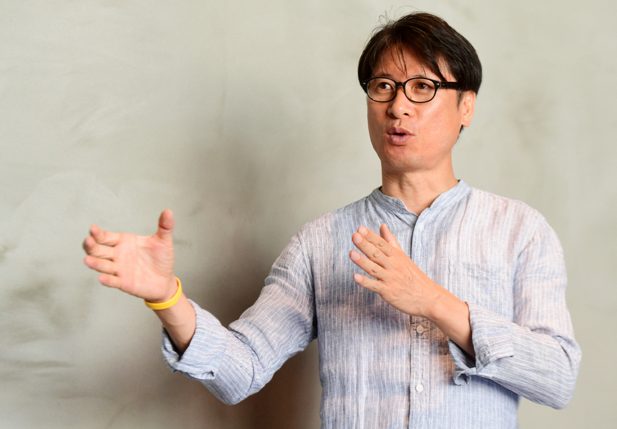 ▲김득중 전국금속노동조합 쌍용자동차지부장이 27일 서울 용산역 인근에서 이투데이와 만나 해고자 복직 문제 해결에 대한 뒷이야기를 하고 있다. 김 지부장은 10년 만에 복직이 이뤄지는 데 대해 “쌍용차 해고자들이 그 긴 세월 동안 포기하지 않았고, 해고의 아픔을 나의 아픔처럼 연대했던 분들이 있었기 때문에 가능했다”고 말했다.  고이란 기자 photoeran@