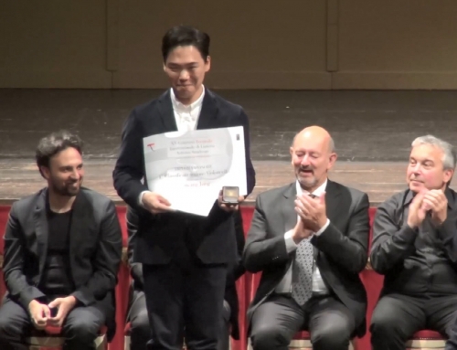 ▲26일(현지시간) 이탈리아에서 폐막한 제15회 크레모나 국제현악기제작 콩쿠르 첼로 부문에서 한국인 최초로 우승한 정가왕 씨가 수상하고 있다. 출처=크레모나오지 캡쳐
