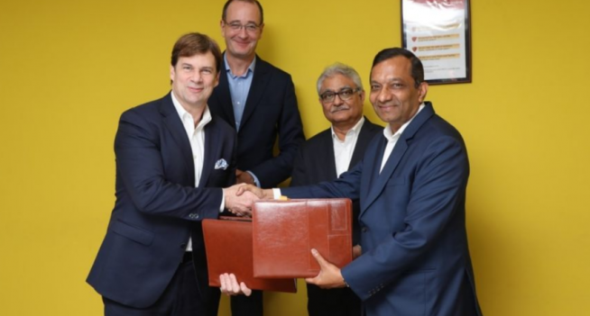 ▲미국 포드가 인도 마힌드라와 공동개발을 구체화하며 SUV 공동개발의사를 밝혔다. 사진은 지난 3월 양측의 MOU 체결식 모습. (출처=포드미디어)