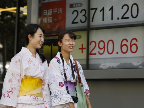 ▲19일(현지시간) 일본 도쿄에서 기모노를 입은 여성들이 거리를 걷고 있다. 28일 일본 총무성은 여성 취업률이 사상 처음으로 70%에 진입했다고 밝혔다. 도쿄/EPA연합뉴스 
