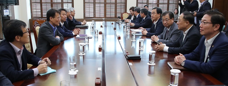 ▲임종석 대통령 비서실장이 28일 오후 청와대 여민관에서 열린 남북공동선언 이행추진위원회 1차 회의를 시작하고 있다. 이날 회의는 남북 정상이 판문점과 평양에서 합의한 선언 이행을 원활히 하고 향후 남북 관계 발전 방향을 위해 열렸다.(연합뉴스)