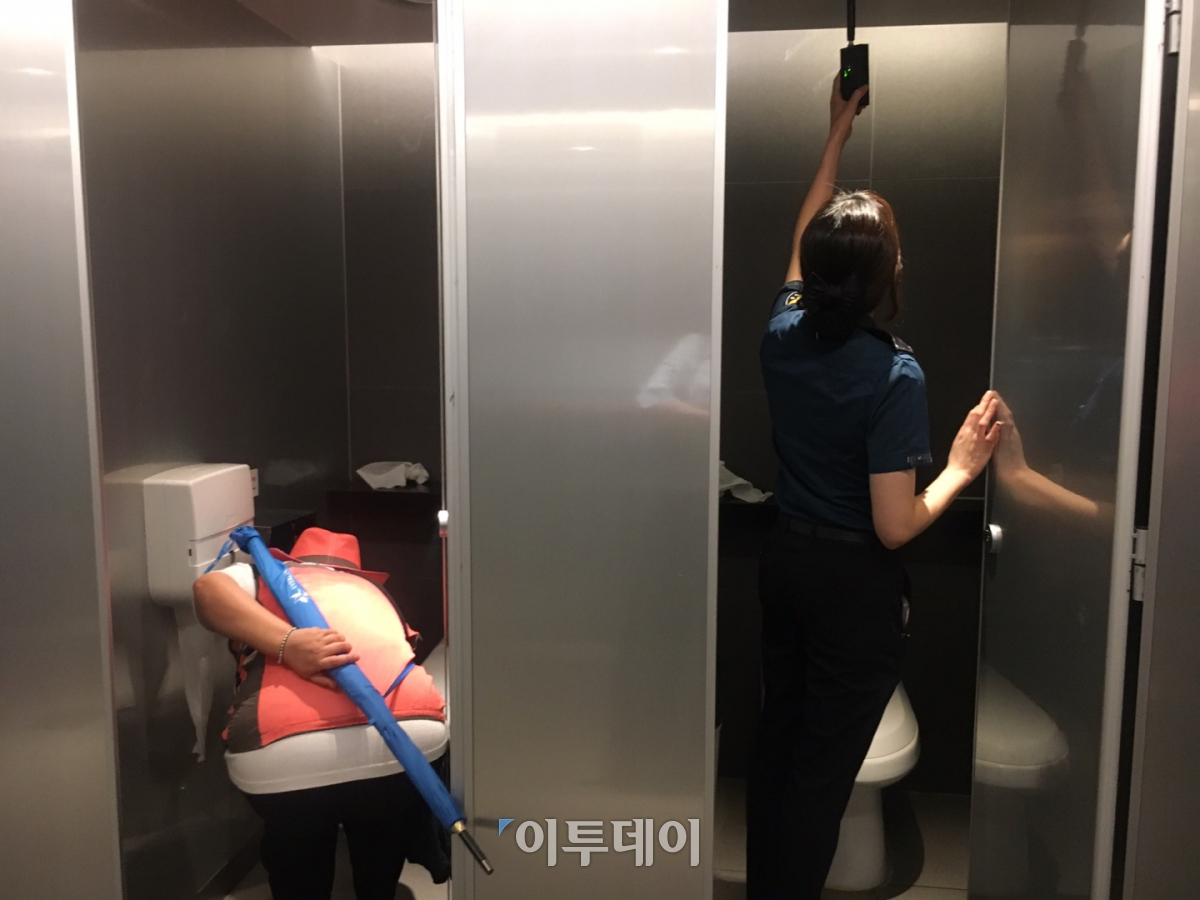 ▲이은정 서초구청 몰카 보안관과 김수연 서초경찰서 경장이 불법 촬영 카메라 탐지 점검을 하고 있다.(사진=김소희 기자)