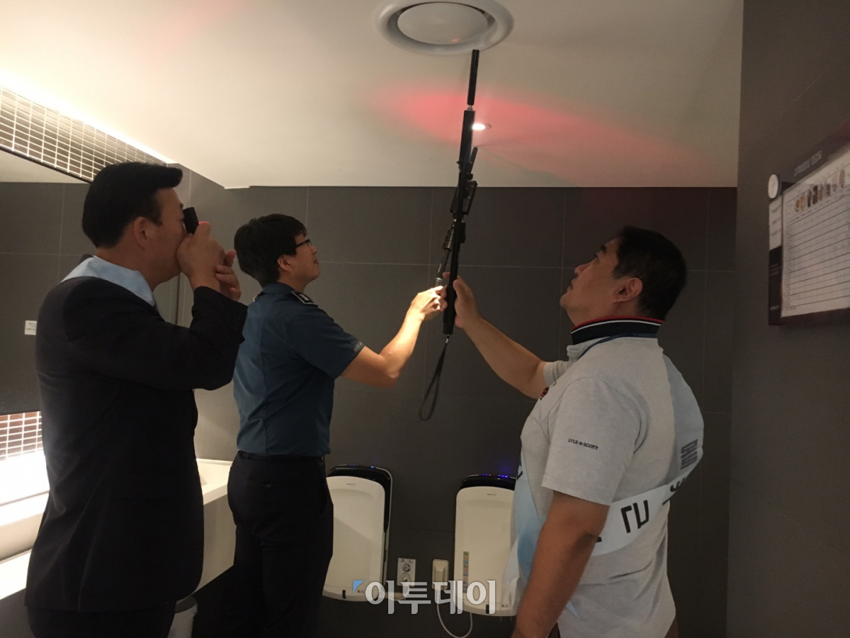 ▲남자화장실 세면대 위에 있는 구멍까지 꼼꼼하게 살피는 지성숙·배준호 여가부 인권보호점검팀 경위, 문진호 서초경찰서 경장.(사진=김소희 기자)