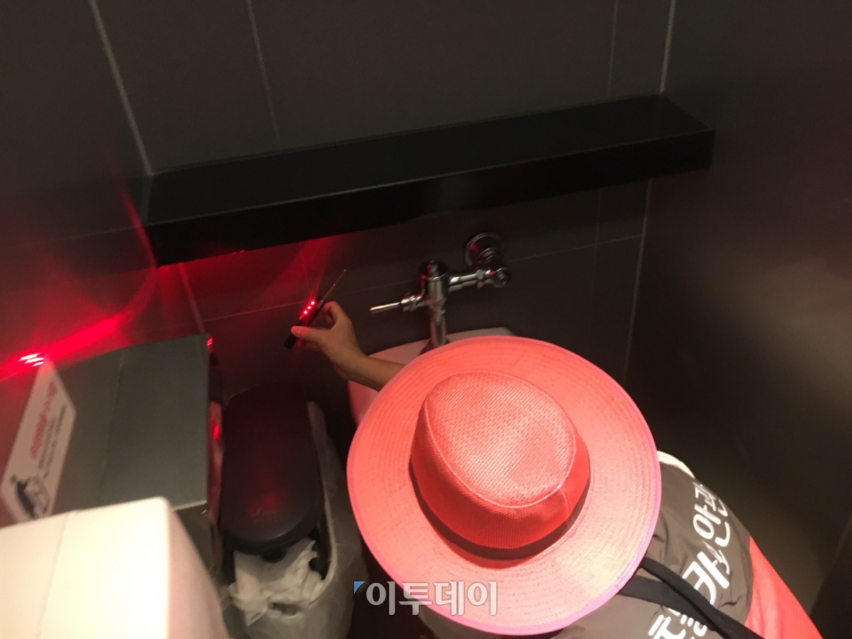 ▲28일 서울 서초구 고속버스터미널 불법 촬영 카메라 탐지 점검 당시. 서초구청 몰카 보안관이 화장실 구석에 기계를 가져다 대자 빨간 불이 들어왔다.(사진=김소희 기자)