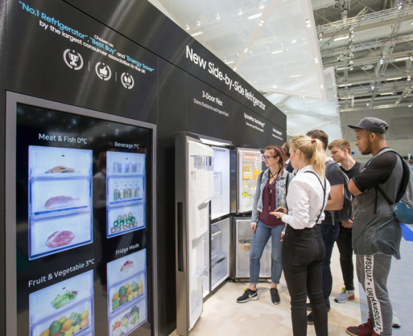 ▲유럽 최대 가전 박람회 IFA 2018에서 삼성전자 양문형 냉장고가 전시돼 많은 관람객으로부터 관심을 이끌었다.(사진제공=삼성전자)