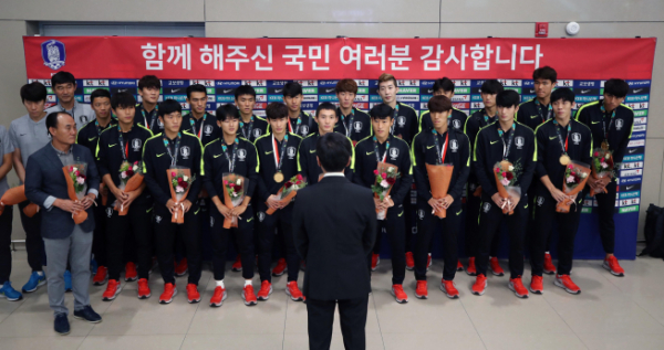 ▲'2018 자카르타-팔렘방 아시안게임'에서 금메달과 대회 2연패를 달성한 한국 남자축구 23세이하(U-23) 대표팀.(연합뉴스)