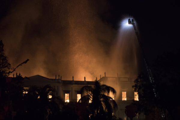 ▲2일(현지시간) 브라질 리우데자네이루에 있는 국립박물관 화재 현장에서 소방대원들이 화재 진압 작업을 벌이고 있다.(AP뉴시스)