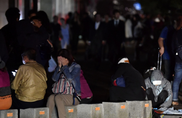 ▲6일 발생한 지진에 길가로 뛰쳐나온 삿포로 시민들 모습. (연합뉴스)