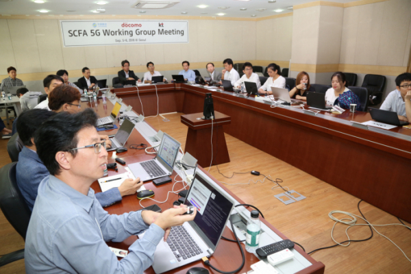 ▲SCFA 5G 기술전략 회의에 참석한 KT, 차이나모바일, NTT도코모 5G 기술 실무자들이 5G 상용화ㆍ기술ㆍ서비스 전략에 대해 논의하고 있다.(사진제공= KT)