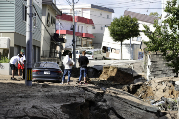▲6일 일본 홋카이도에서 발생한 강진으로 함몰된 도로와 기울어진 건물.(연합뉴스)