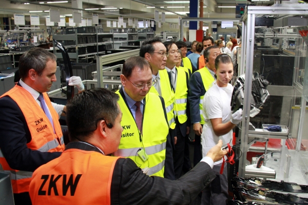 ▲LG전자 CEO 조성진 부회장이 오스트리아 비젤버그(Wieselburg)에 위치한 ZKW 생산라인을 방문해 생산 시설을 점검하고 있다. 사진제공=LG전자