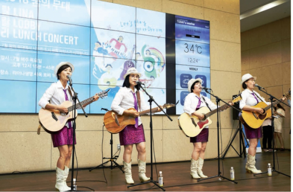 ▲ 라이나음악봉사단인 '통노마'가 8일 서울시 종로구에 있는 라이나생명 사옥에서 '꿈의 무대' 공연을 하고 있다.(사진=라이나생명)
