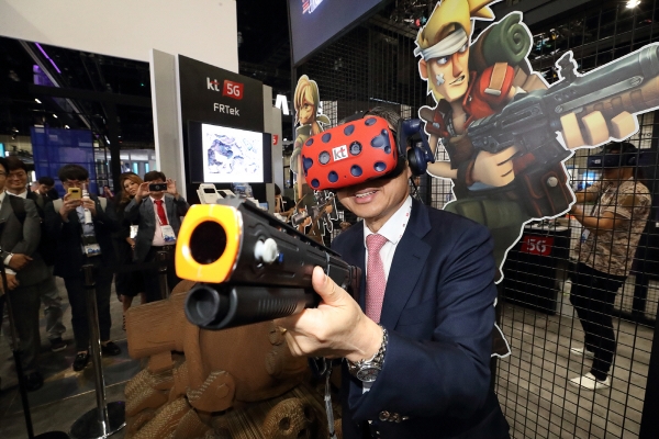▲황창규 KT 회장이 MWC아메리카 2018 KT 전시관에서 가상현실(VR)을 이용한 ‘메탈슬러그’ 게임을 체험하고 있다. 사진제공= KT