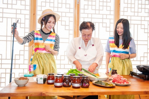 ▲한국 요리 시연을 생방송하는 샤오청즈텐텐(왼쪽)과 니콜.