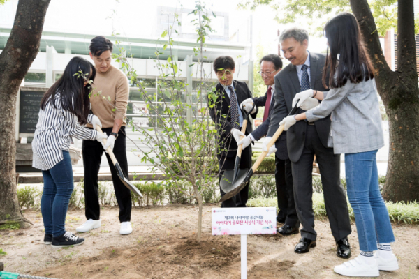 ▲13일 서울시 강남구 신사동에 위치한 '도산안창호기념관'에서 열린 공모전 시상식에서 수상 학생들과 안창호 선생의 손자 로버트 안(오른쪽 두번째), 이교목 LG하우시스 상무(세번째), 이성춘 국가보훈처 보훈선양국장(네번째), LG하우시스 모델 배우 이서진(다섯번째) 등이 무궁화 기념 식수를 하고 있는 모습. (사진 제공=LG하우시스)