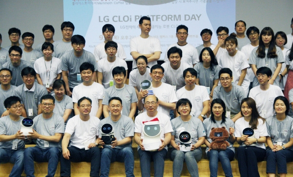▲LG전자 사내 로봇 개발자들이 한자리에 모여 관련 지식을 공유하는 자리를 가졌다. 13일 서울 양재동에 위치한 서초R&amp;D캠퍼스에서 ‘2018 클로이 플랫폼 개발자의 날’ 행사에서 개발자들이 기념촬영을 하고 있다. 사진제공 LG전자