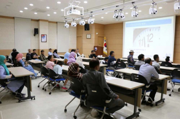 ▲예멘 난민들이 한국 사회 이해를 위해 교육을 받고 있다.  (사진=법무부)