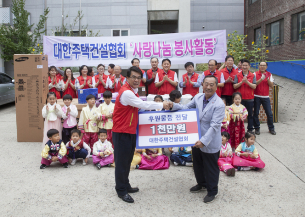 ▲심광일 대한주택건설협회장(좌)이 협회 직원들과 상록보육원을 찾아 봉사활동을 하고 후원물품을 전달했다(사진=대한주택건설협회)