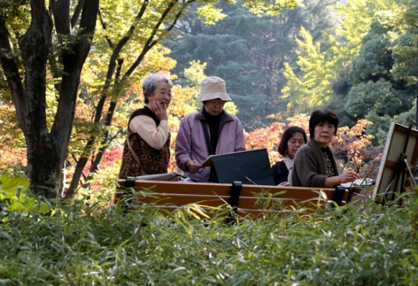 ▲일본 도쿄의 한 공원에 노인들이 모여 있다. 도쿄/AP뉴시스