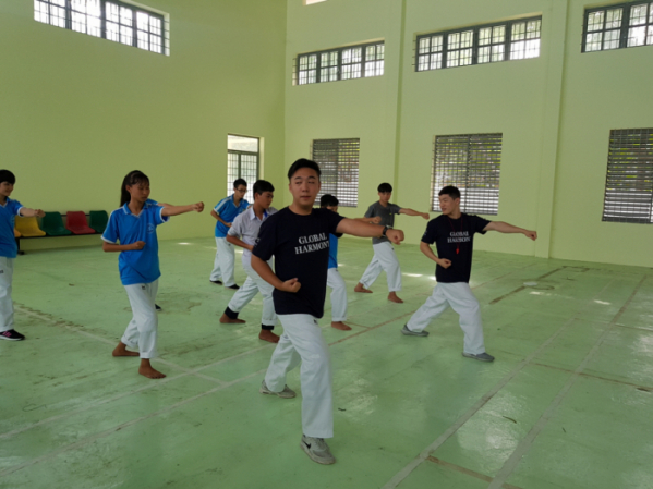 ▲해피빌더 봉사단원들이 박당중학교 학생들에게 태권도 교육을 실시하고 있는 모습(사진=포스코건설)