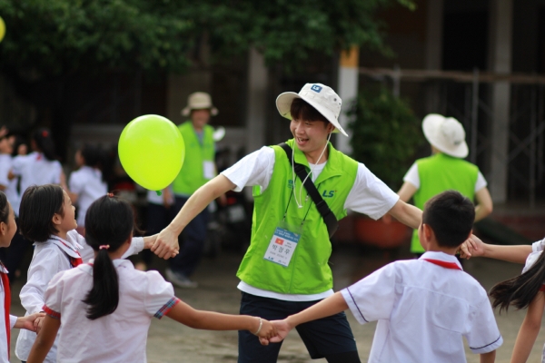▲8월 LS 대학생해외봉사단 22기 단원들이 베트남 하이퐁시에서 베트남 초등학생들과 체육활동을 하고 있다. 사진제공 LS그룹