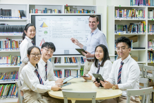 ▲삼성전자가 싱가포르 한국국제학교에 ‘삼성 플립’을 공급했다고 19일 밝혔다. (사진제공=삼성전자)